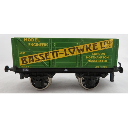 64 - Bassett-Lowke (Corgi). O gauge 1x7-Plank Private Owner Coal Wagon No. B99036, excellent in excellent... 