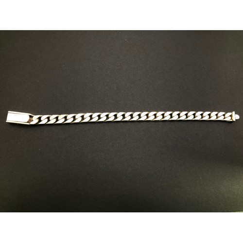 188A - Gucci- a ladies silver curb link bracelet, with fancy box clasp marked 'Gucci' 
Stamped 925. Length ... 