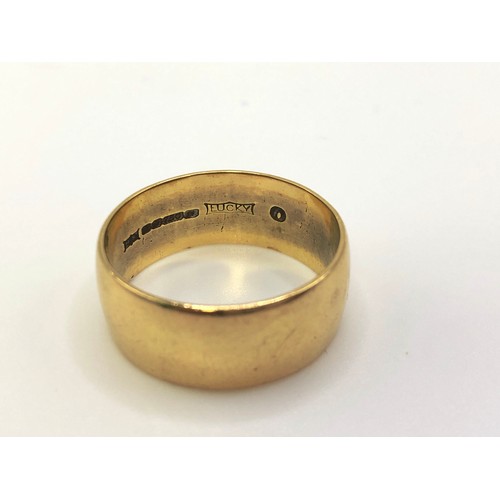 161 - An 18ct gold ring/ band inscribed 'Lucky' inside. Size U.  Fully hallmarked. 
Weight approx 8.53g