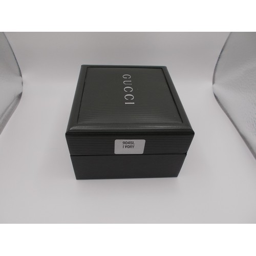 158 - Gucci. Ladies quartz watch No. 7700L, generally excellent in excellent grey padded Gucci presentatio... 