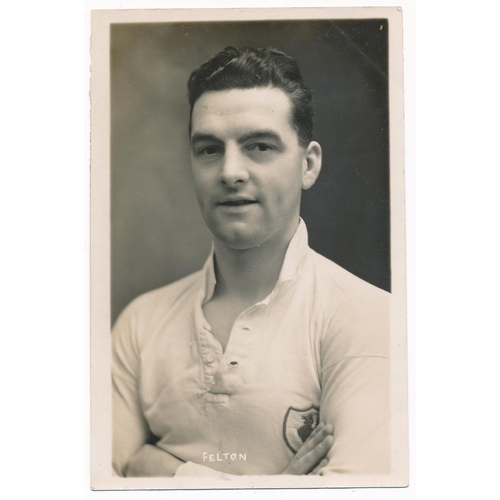 40 - Tottenham Hotspur 1933/1934 - selection of player postcards including Joe Nicholls (Goalkeeper), Bil... 