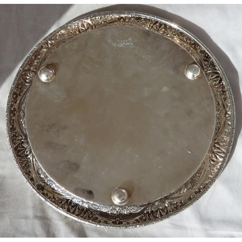 192 - Silver. A sterling silver plate, approx 26cm in diameter.
London hallmarks for maker Martin, Hall & ... 