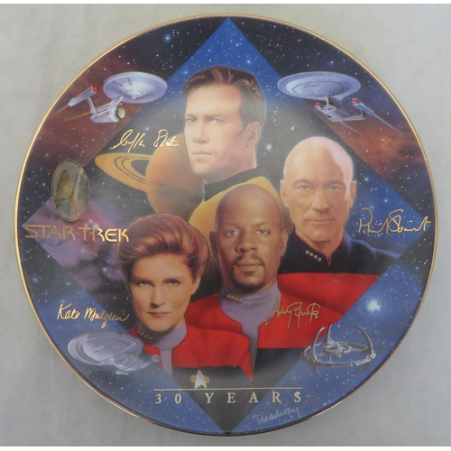 285 - Five Star Trek plates. 'Starfleet Captain' by Susie Morton for Ernst, plate no. 1321, in box.
4 limi... 