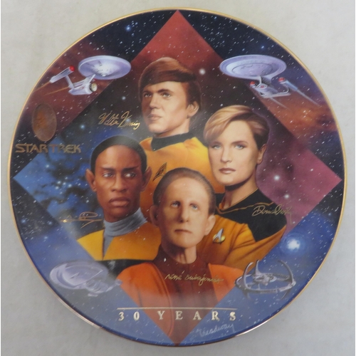 285 - Five Star Trek plates. 'Starfleet Captain' by Susie Morton for Ernst, plate no. 1321, in box.
4 limi... 