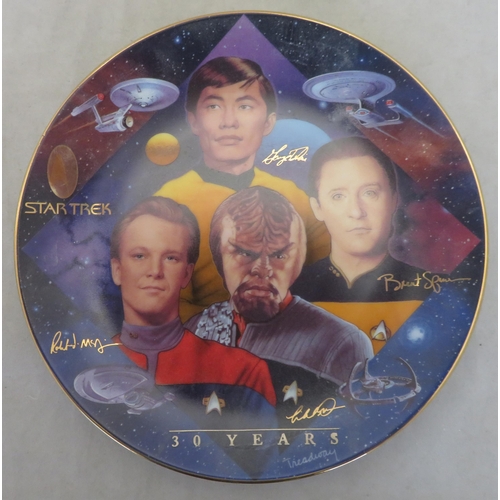 285 - Five Star Trek plates. 'Starfleet Captain' by Susie Morton for Ernst, plate no. 1321, in box.
4 limi... 