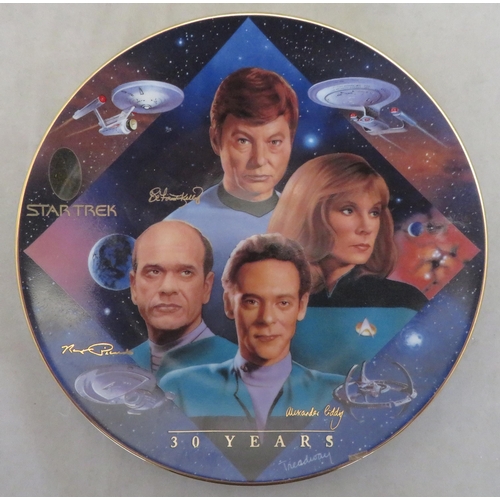 285 - Five Star Trek plates. 'Starfleet Captain' by Susie Morton for Ernst, plate no. 1321, in box.
4 limi... 