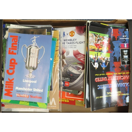 116 - Manchester United – Large selection of big match programmes for Manchester United including FA cup F... 