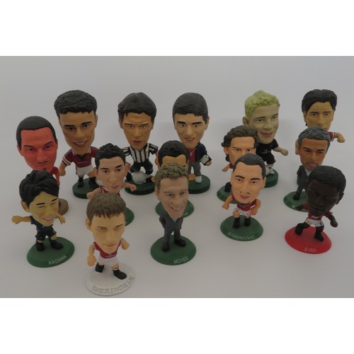 142 - Manchester United – Small range of Corinthian & Soccer Starz figures including Corinthians with John... 