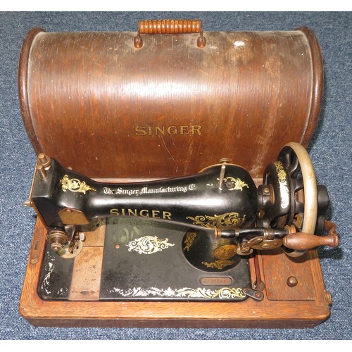 244 - Singer sewing machine, in wooden box. Antique, in used condition. Serial number: F7777883 (dating 19... 