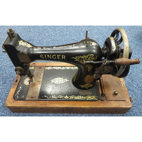 244 - Singer sewing machine, in wooden box. Antique, in used condition. Serial number: F7777883 (dating 19... 