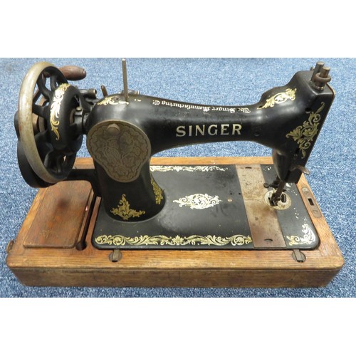 244 - Singer sewing machine, in wooden box. Antique, in used condition. Serial number: F7777883 (dating 19... 