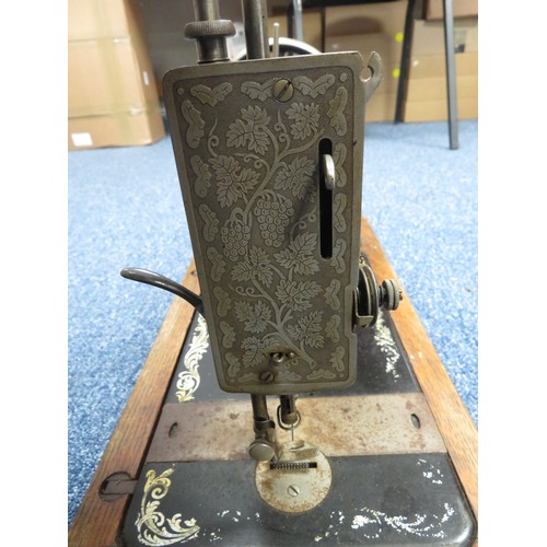 244 - Singer sewing machine, in wooden box. Antique, in used condition. Serial number: F7777883 (dating 19... 