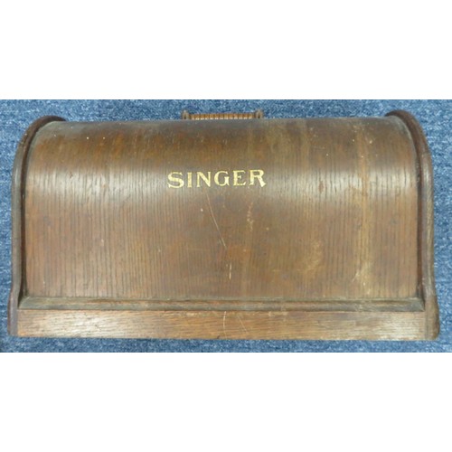 244 - Singer sewing machine, in wooden box. Antique, in used condition. Serial number: F7777883 (dating 19... 