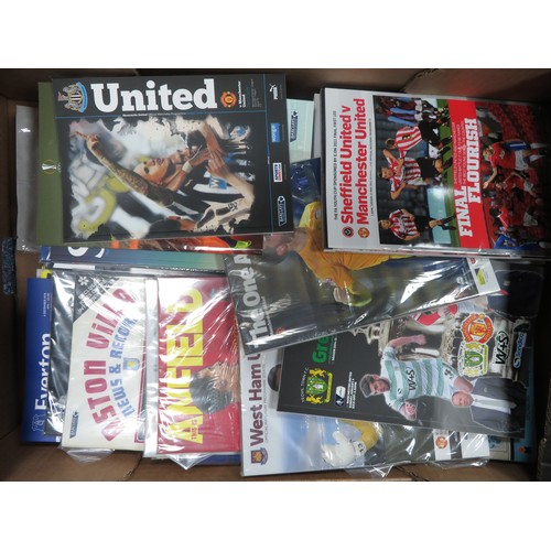 114 - Manchester United – 1972-2018 extensive collection of loose Manchester United away game programmes i... 