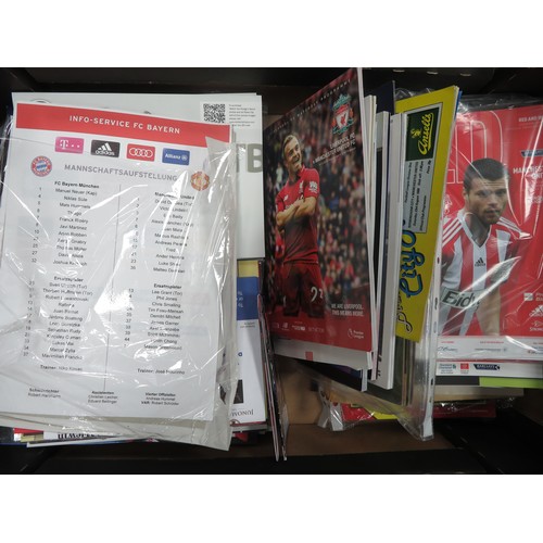 114 - Manchester United – 1972-2018 extensive collection of loose Manchester United away game programmes i... 