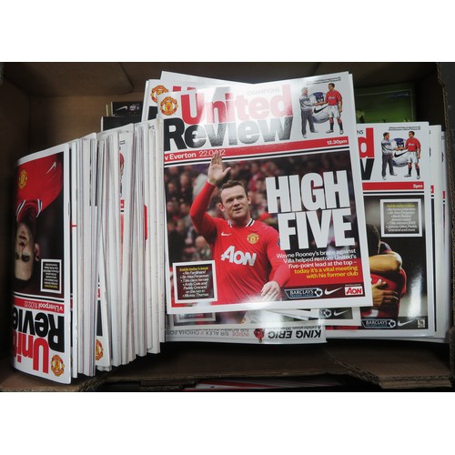 113 - Manchester United – 1985-2018 very extensive collection of loose Manchester United ‘United Review’ h... 