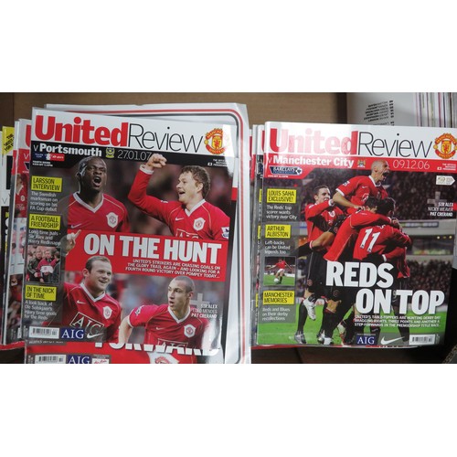 113 - Manchester United – 1985-2018 very extensive collection of loose Manchester United ‘United Review’ h... 