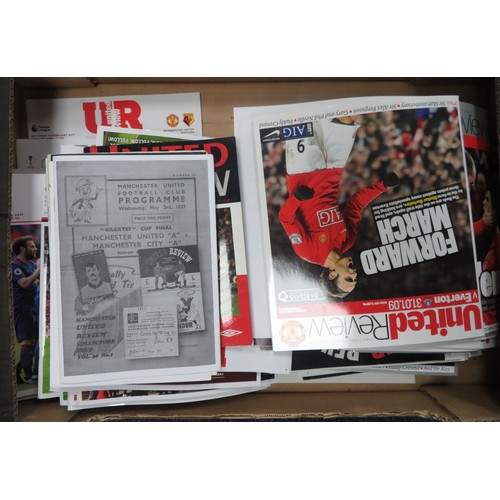 113 - Manchester United – 1985-2018 very extensive collection of loose Manchester United ‘United Review’ h... 