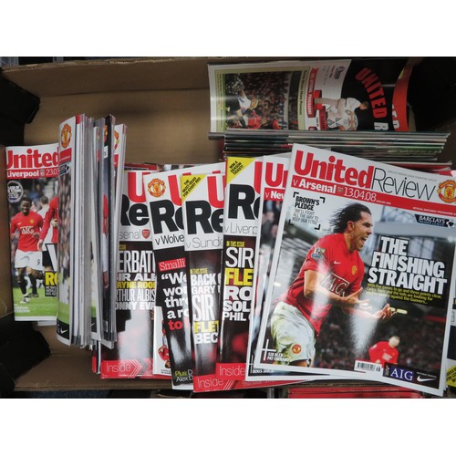 113 - Manchester United – 1985-2018 very extensive collection of loose Manchester United ‘United Review’ h... 