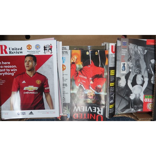 113 - Manchester United – 1985-2018 very extensive collection of loose Manchester United ‘United Review’ h... 