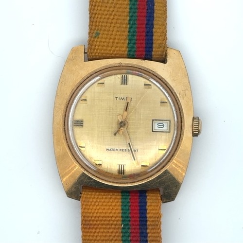 128 - Timex 1972 mechanical linen dial watch. Watch is working.