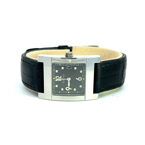 163 - Gucci. Ladies quartz watch No. 7700L, generally excellent (non-working) in excellent grey padded Guc... 