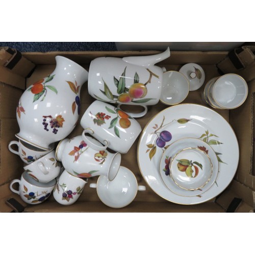 133 - Royal Worcester, extensive range of Evesham/Arden ware and similar to include; boxed Butter Knife, C... 