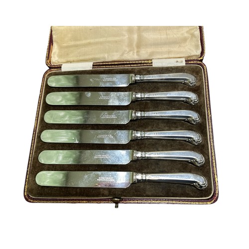 323 - A set of six Elkington silver handled pistol grip tea knives, hallmarked Sheffield 1915, in fitted c... 