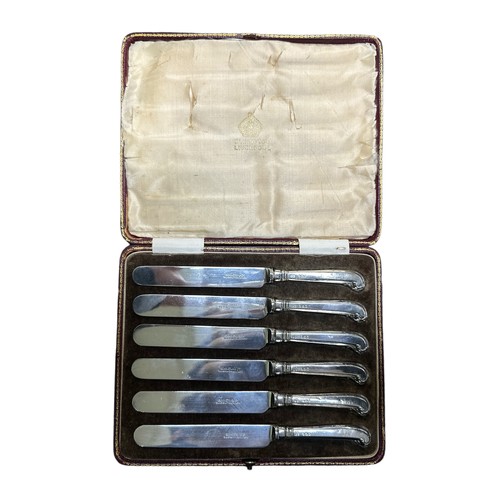 323 - A set of six Elkington silver handled pistol grip tea knives, hallmarked Sheffield 1915, in fitted c... 