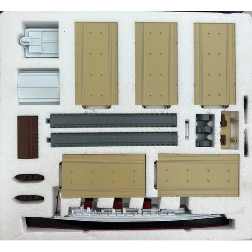 117 - Triang Minic Ships (by Hornby). 1/1200th scale Ocean Terminal Set No. M902 including Queen Mary Line... 