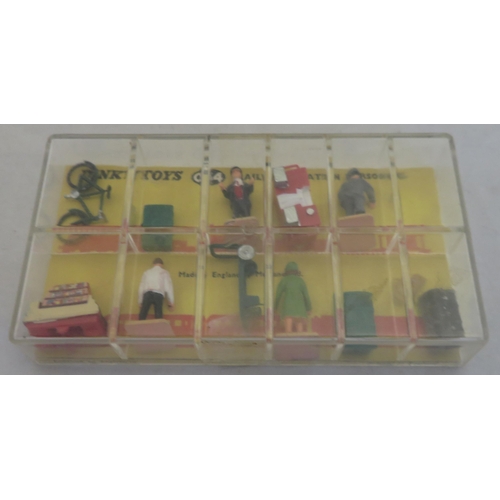 283 - Dinky. Railway Station Personnel Accessory Pack No. 054, generally excellent in good plus plastic ca... 