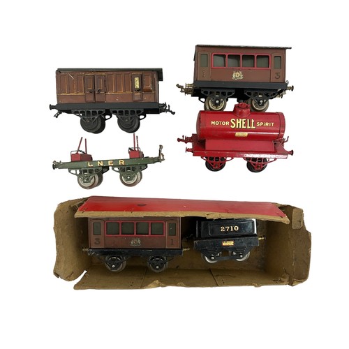 53 - Hornby. O gauge unboxed miscellaneous collection, generally good plus to good, with 4-wheel coaches ... 