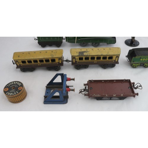 43 - O gauge. Unboxed collection, generally good, with Mettoy tinplate LNER green 4483 Kingfisher clockwo... 