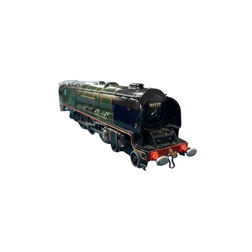 12 - Hornby Dublo. 3-rail  BR gloss green 46232 4-6-2 locomotive No. EDL12 and D12 BR (LMR) tender No. 32... 