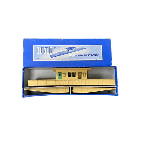 23 - Hornby Dublo. Collection of coaches and accessories, generally excellent to good plus in good plus o... 