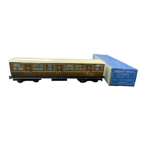 23 - Hornby Dublo. Collection of coaches and accessories, generally excellent to good plus in good plus o... 