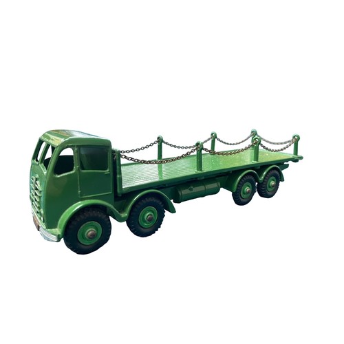 207 - Dinky. Foden Flat Truck with Chains (2nd type) No. 905, generally excellent in excellent to good plu... 