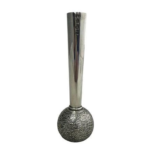 207 - A Deakin & Francis silver bud vase with 1972 Hallmarks for Birmingham.  13.7cm approx high, 142g, te... 