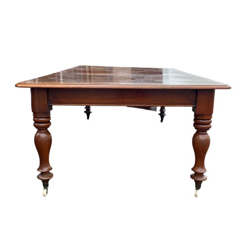 218 - Victorian mahogany 2 leaf extending dining table with winding mechanism. Width 126cm, length 159cm w... 