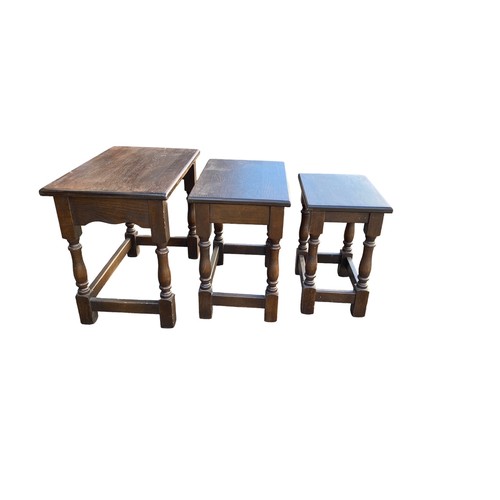 407 - Oak nest of 3 tables, largest measures: height 47cm, width 55cm and depth 35cm.