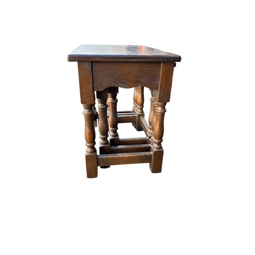 407 - Oak nest of 3 tables, largest measures: height 47cm, width 55cm and depth 35cm.