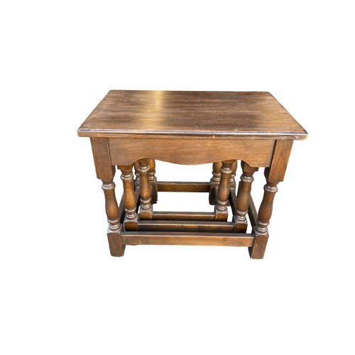 407 - Oak nest of 3 tables, largest measures: height 47cm, width 55cm and depth 35cm.