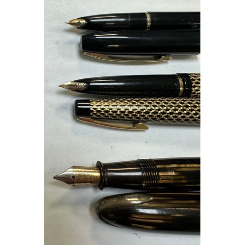 31 - Range of 3 Sheaffer fountain pens (1 with 14ct gold nib), one is boxed.