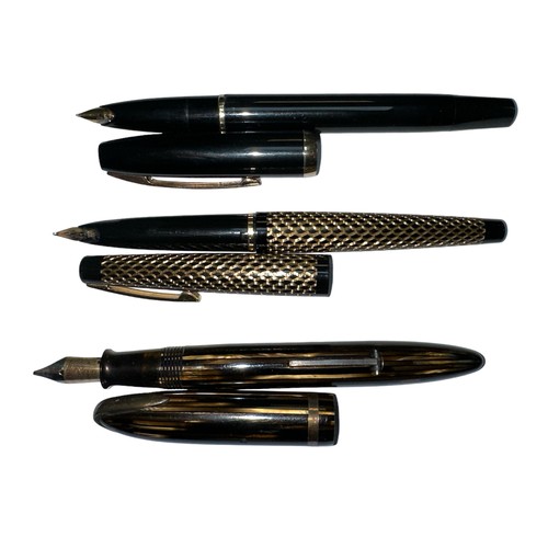 31 - Range of 3 Sheaffer fountain pens (1 with 14ct gold nib), one is boxed.