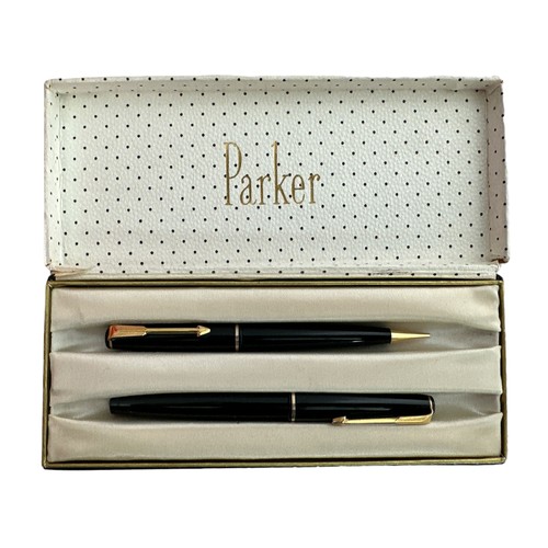 34 - Collection of fountain pens and accessories, with Onoto Delarue boxed fountain pens, Parker fountain... 