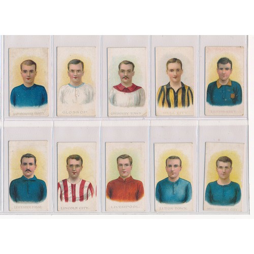 789 - Wills Scissors / Special Army Quality Issue 1907 Football Club Colours complete set of 50 in good to... 