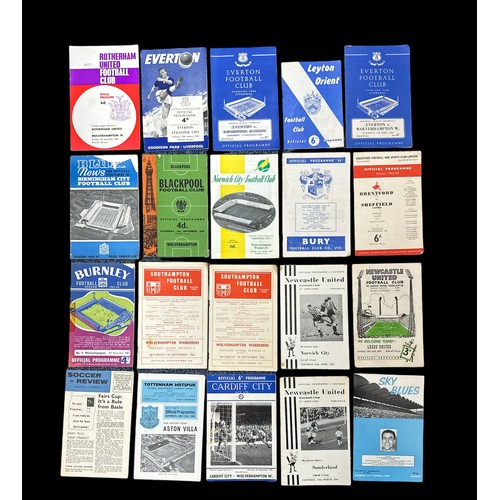 723 - Mainly 1960's football programmes (120+), including internationals, cup fixtures, friendlies, Scotti... 