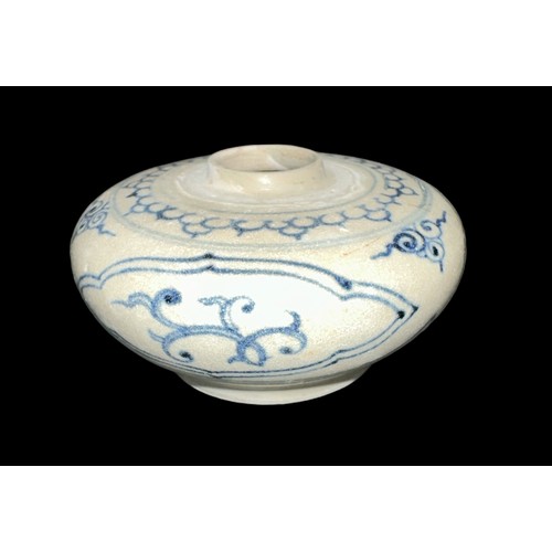 77 - Oriental porcelain including Chinese, a group 15th-19th century Oriental porcelain mostly small item... 