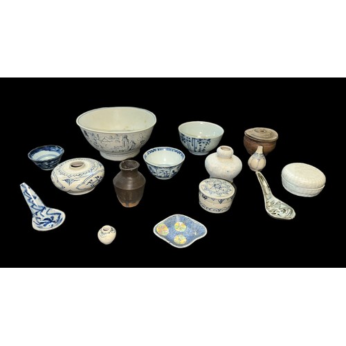 77 - Oriental porcelain including Chinese, a group 15th-19th century Oriental porcelain mostly small item... 