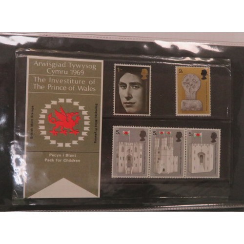 644 - Great Britain small range of presentation packs in binder and loose with QEII pre decimal issues inc... 